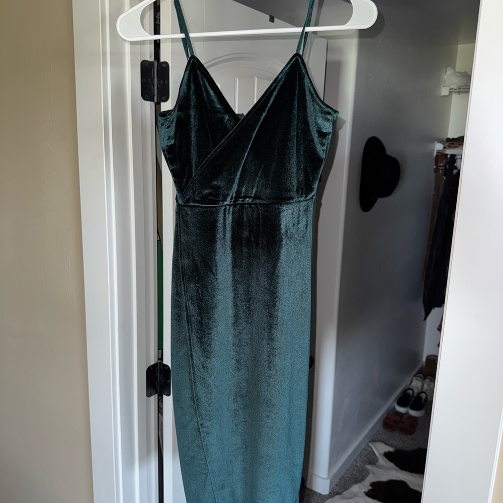 Lulu's Emerald Green Velvet Midi Dress